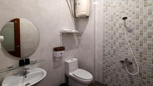 A bathroom with a white sink, a toilet, a shower, and a mirror. - Light Time B&B (Hualien City)