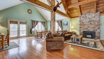 Smart TV, fireplace, DVD player, books