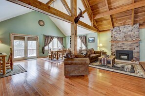 Smart TV, fireplace, DVD player, books - 🌲 Our Cabin Is Ready When You’re Ready🌲 (Delavan)