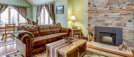 Smart-TV, peis, DVD-spiller og bøker