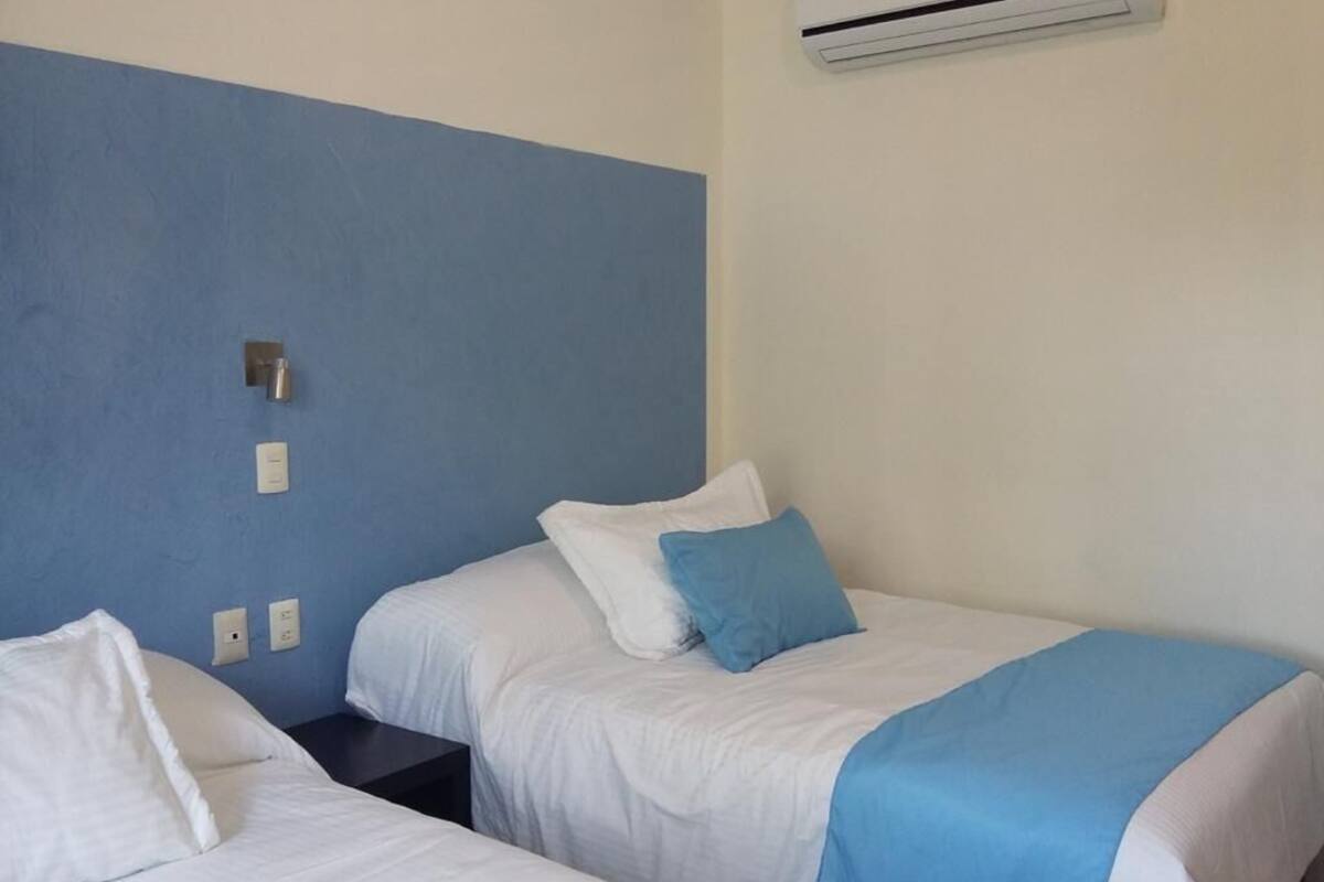 Escritorio, espacio para trabajar con un portátil, cortinas opacas