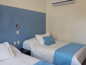 Escritorio, espacio para trabajar con laptop y cortinas blackout