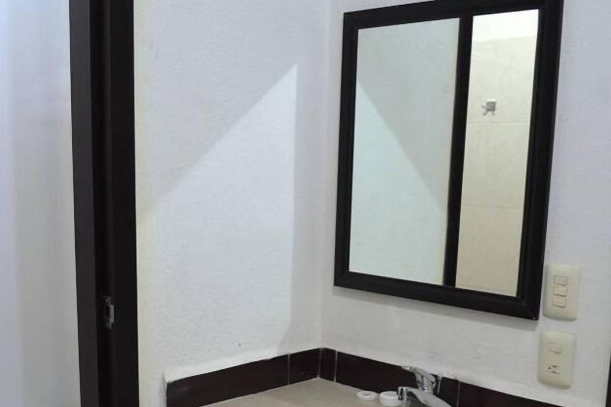 Ducha, artículos de higiene personal gratuitos, toallas y jabón
