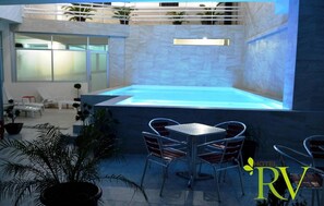 Piscine extérieure, accès possible de 9 h à 21 h 30, chaises longues