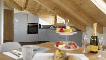 Apartment (Dachgeschoss) | Private kitchen | Full-sized fridge, oven, stovetop, dishwasher