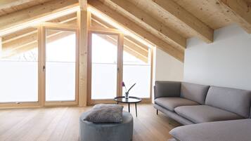 Apartment (Dachgeschoss) | Living room | 40-inch flat-screen TV with satellite channels, TV
