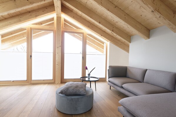 Appartement (Dachgeschoss) | Woonkamer | Een 40-inch flatscreentelevisie met satellietzenders en een televisie