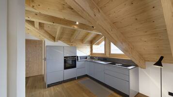 Apartment (Dachgeschoss) | Private kitchen | Full-sized fridge, oven, stovetop, dishwasher
