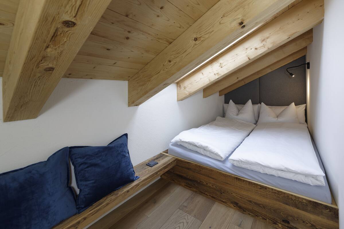 Caja de seguridad en la habitación y tabla de planchar con plancha 