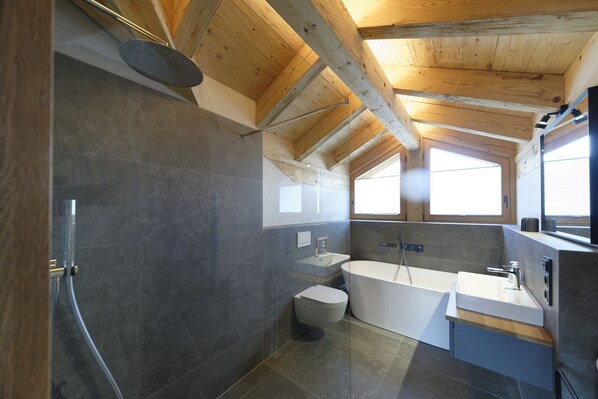 Apartment (Dachgeschoss) | Bathroom amenities | Towels