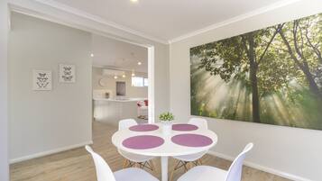 One Bedroom Holiday Home (1BR) | In-room dining