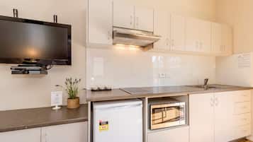Microondas, placa de cocina, tetera/pava eléctrica, tostadora