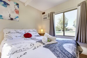Cabaña básica, baño privado (Studio) | Tabla de planchar con plancha y ropa de cama