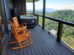 Outdoor spa tub - 3 Bed Cabin- Hot Tub, Fire Pit, Pool Table.  Close to All The Holiday Fun! (Sevierville)