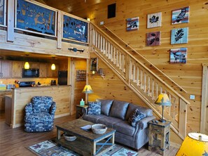 Smart TV, fireplace, video games, Netflix - 3 Bed Cabin- Hot Tub, Fire Pit, Pool Table.  Close to All The Holiday Fun! (Sevierville)