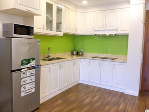 Departamento panorámico | Cocina privada | Refrigerador, microondas, horno y parrilla de estufa 