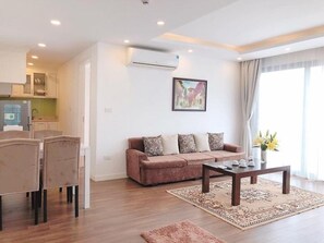 Departamento Deluxe, 1 habitación, vista al lago | Sala de estar | Televisión de 52 pulgadas con canales por cable 