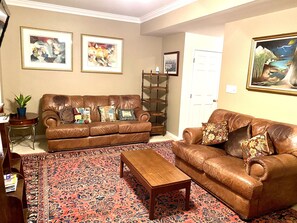 Living area - Weekend Getaway in Quiet Private Neighborhood (Richmond)