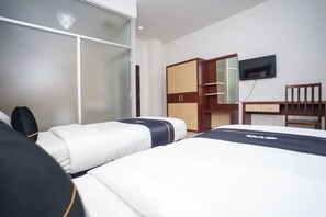 Desk, free WiFi - OYO 2695 D'es Guest House (Samarinda)