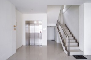Hallway - OYO 2695 D'es Guest House (Samarinda)
