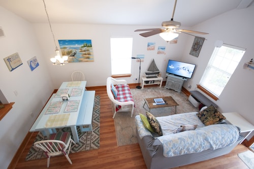 Pet-friendly, fully-fenced yard, minutes to beach