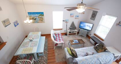 Pet-friendly, fully-fenced yard, minutes to beach