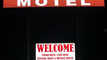 Letrero del motel Royal Inn con un mensaje de bienvenida, tarifas especiales y un número de contacto.