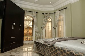 5 soverom, skrivebord, strykejern/-brett og wi-fi (inkludert)