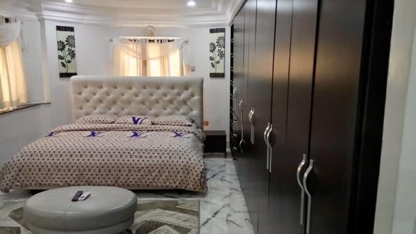 5 bedrooms, desk, iron/ironing board, free WiFi
