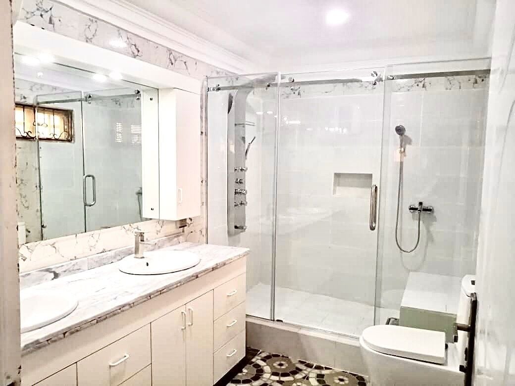 Combined shower/tub, jetted tub, towels, toilet paper
