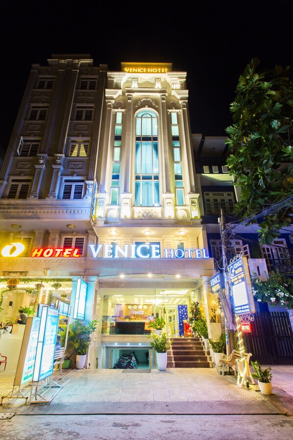 Façade de lâhĂ©bergement - soirĂ©e/nuit