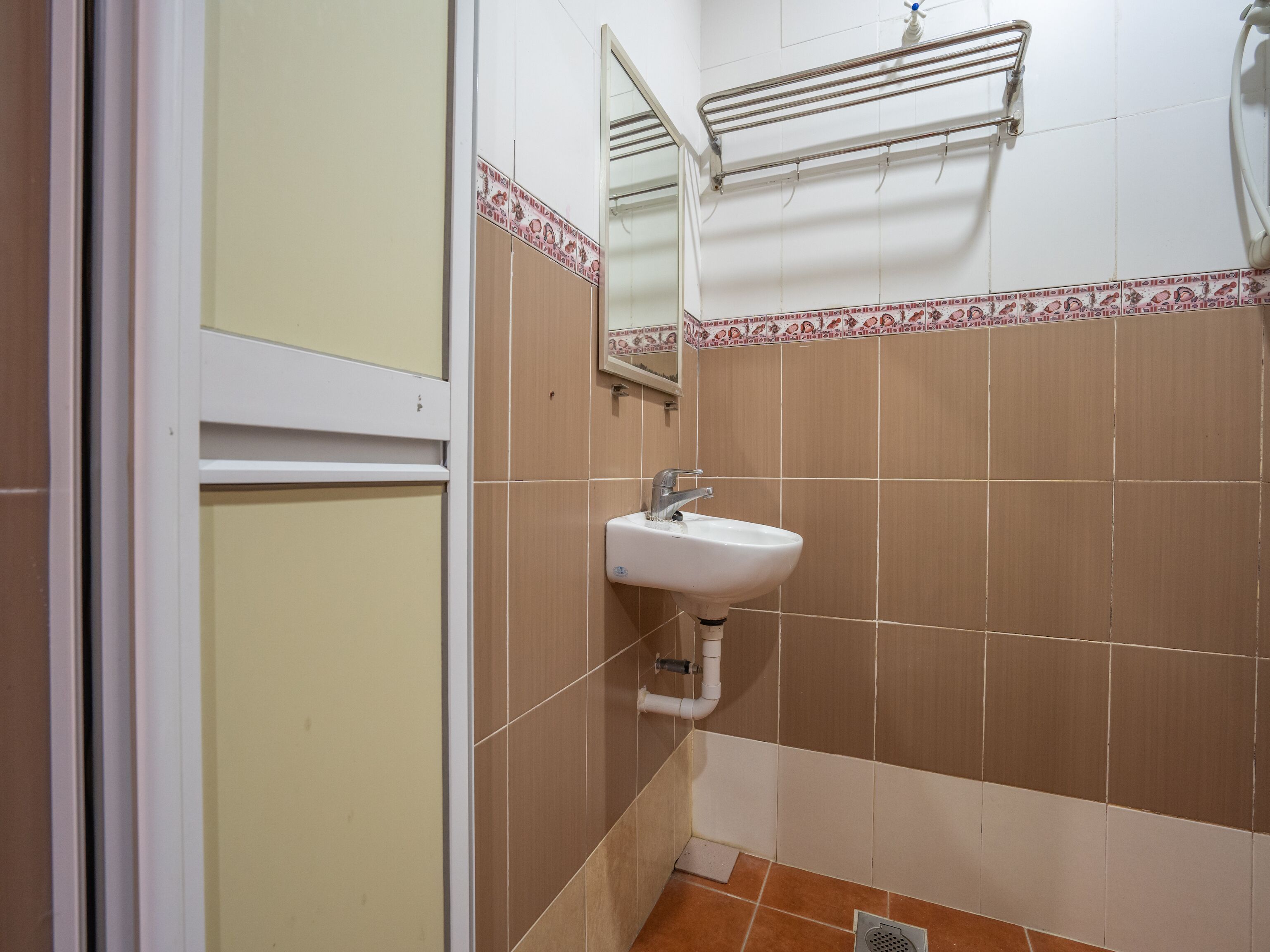 standard triple room | bathroom | shower, free toiletries, towels