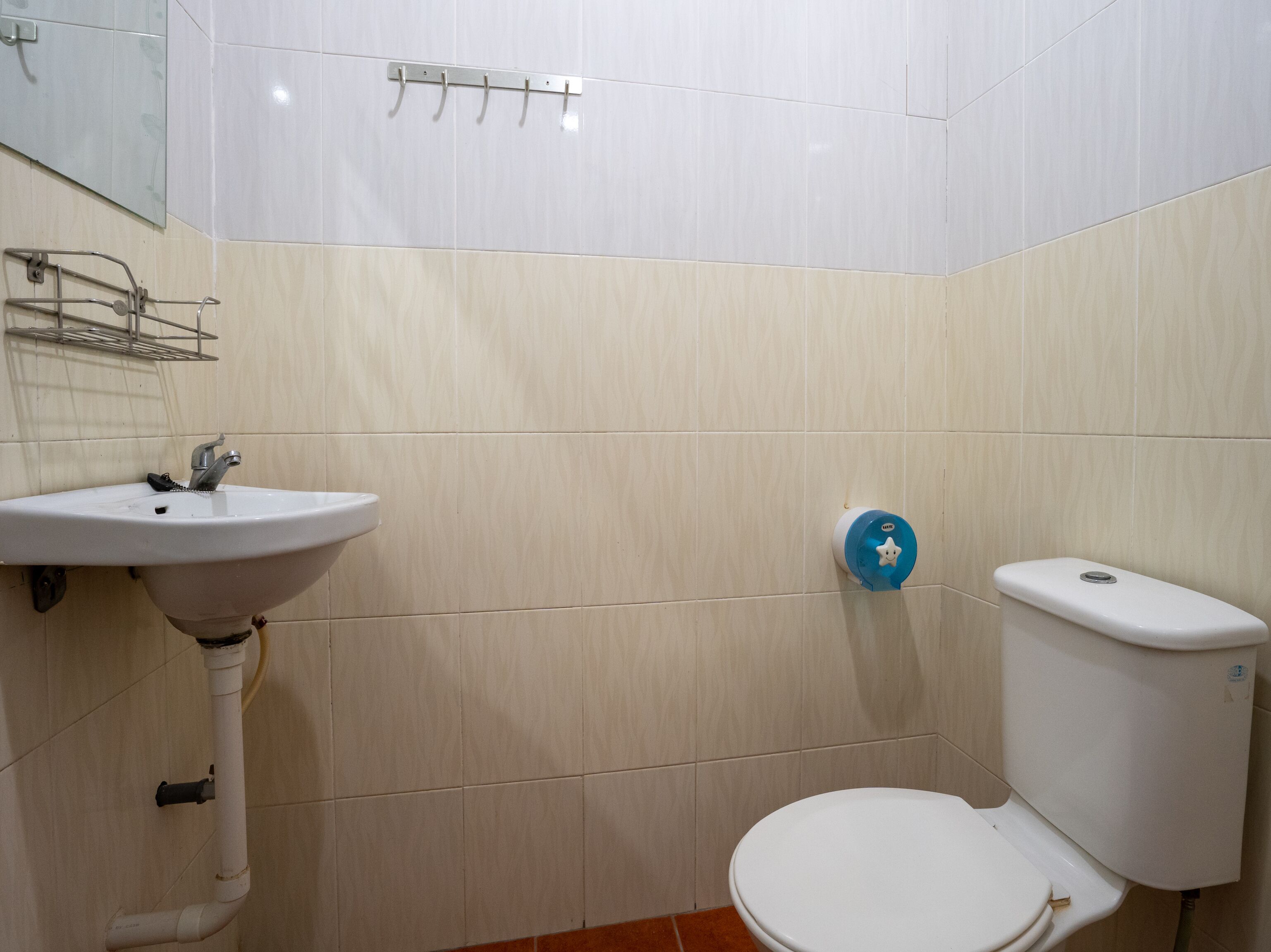 standard double room | bathroom | shower, free toiletries, towels