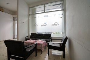 Lobby sitting area - OYO 2869 Ionia Homestay (Palembang)