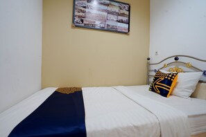 Basic Single Room | Free WiFi, bed sheets - OYO 2869 Ionia Homestay (Palembang)