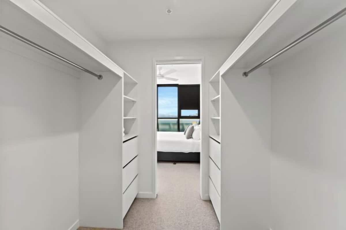 3 habitaciones, espacio para trabajar con laptop y cortinas blackout