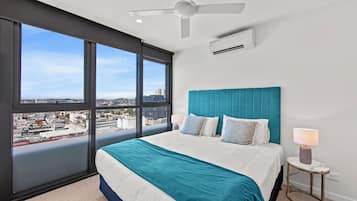 Standard Apartment, 1 Bedroom | Ruang kerja komputer riba, langsir/tirai gelap terus