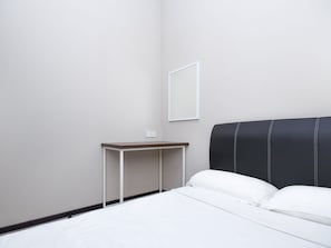 A hotel room with a bed, a desk, and a wall-mounted mirror. - Hotel O Lm Residence (Miri)