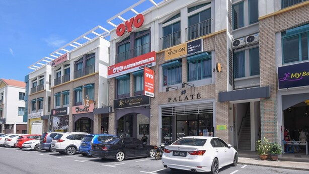 Un edificio de varios pisos con diversos comercios, incluyendo un hotel, una boutique y un centro de entretenimiento.