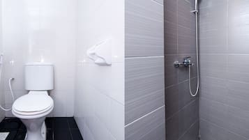 Shower, rainfall showerhead, free toiletries, slippers