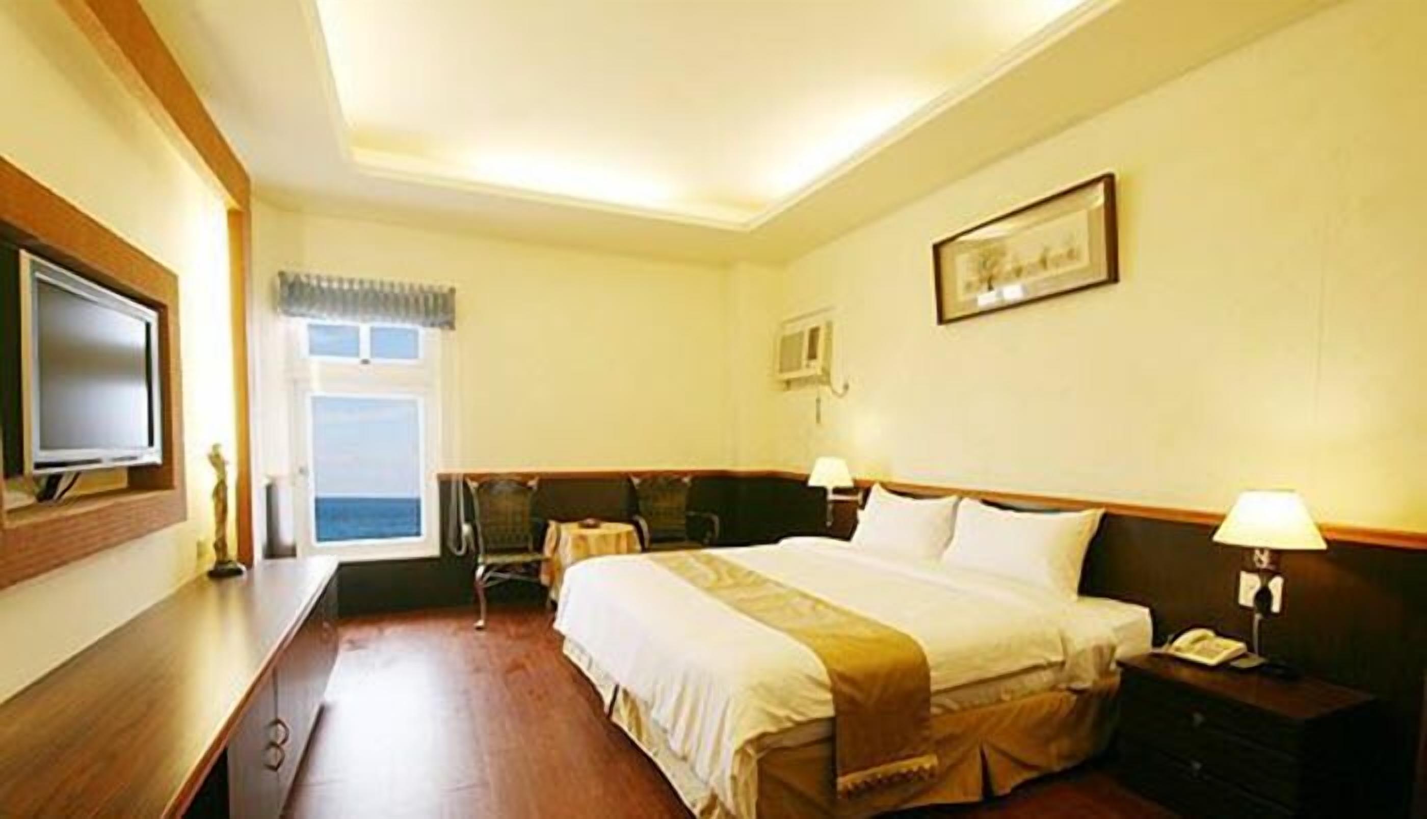 Dobbeltrom – deluxe | Skrivebord, blendingsgardiner og sengetøy