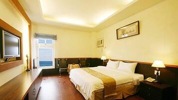 Deluxe Double Room | Desk, blackout drapes, bed sheets