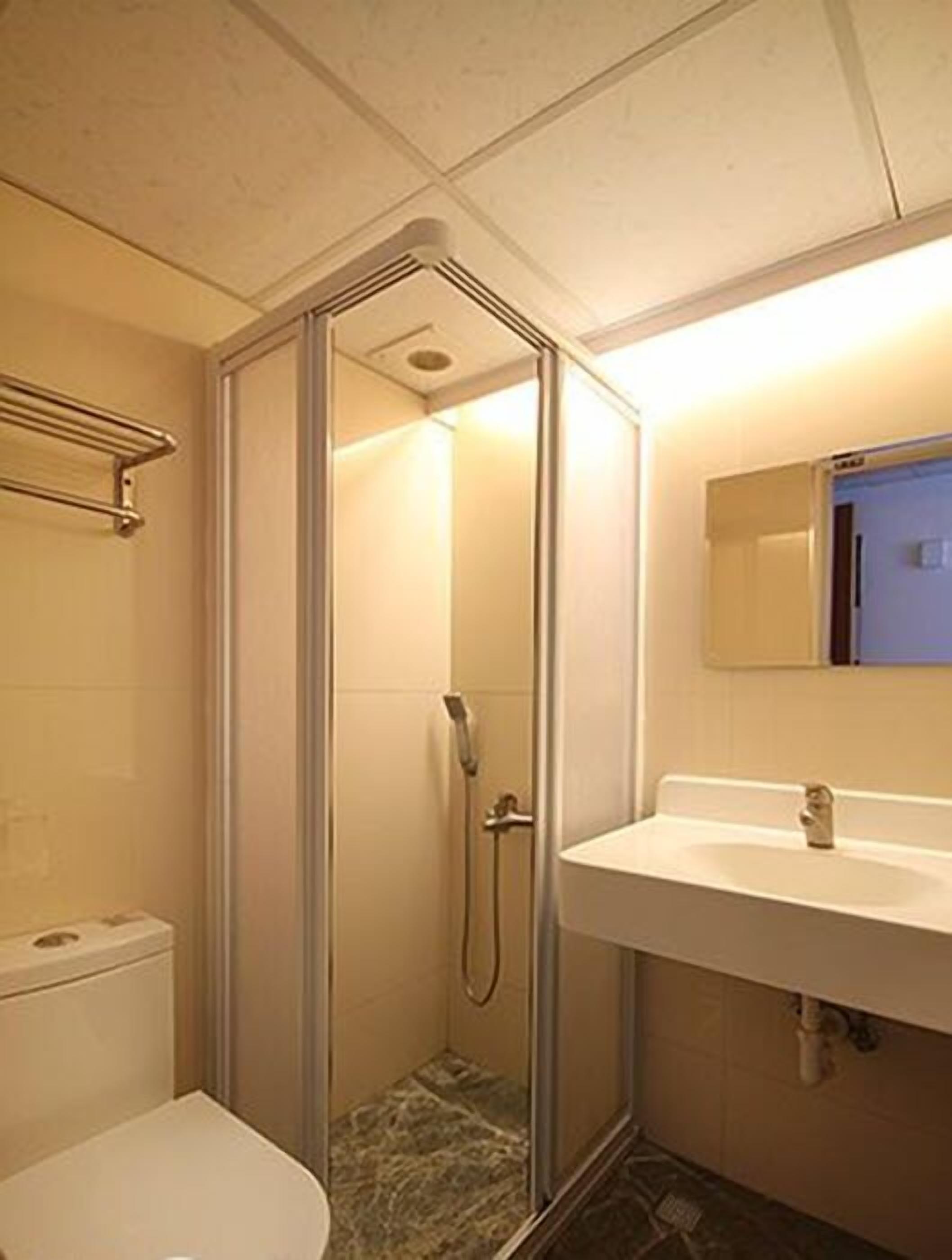 Firemannsrom (4T) | Bad | Dusj, hårføner, tøfler og håndklær