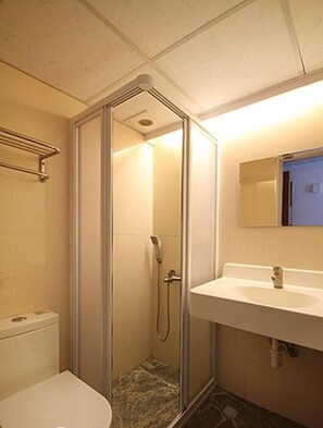 Quarto quádruplo (4T) | Banheiro | Chuveiro, secador de cabelo, chinelos, toalhas de banho