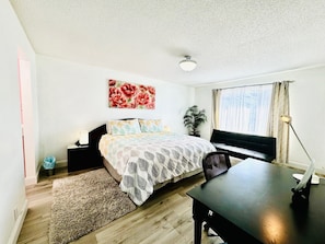 4 habitaciones, escritorio y tabla de planchar con plancha 
