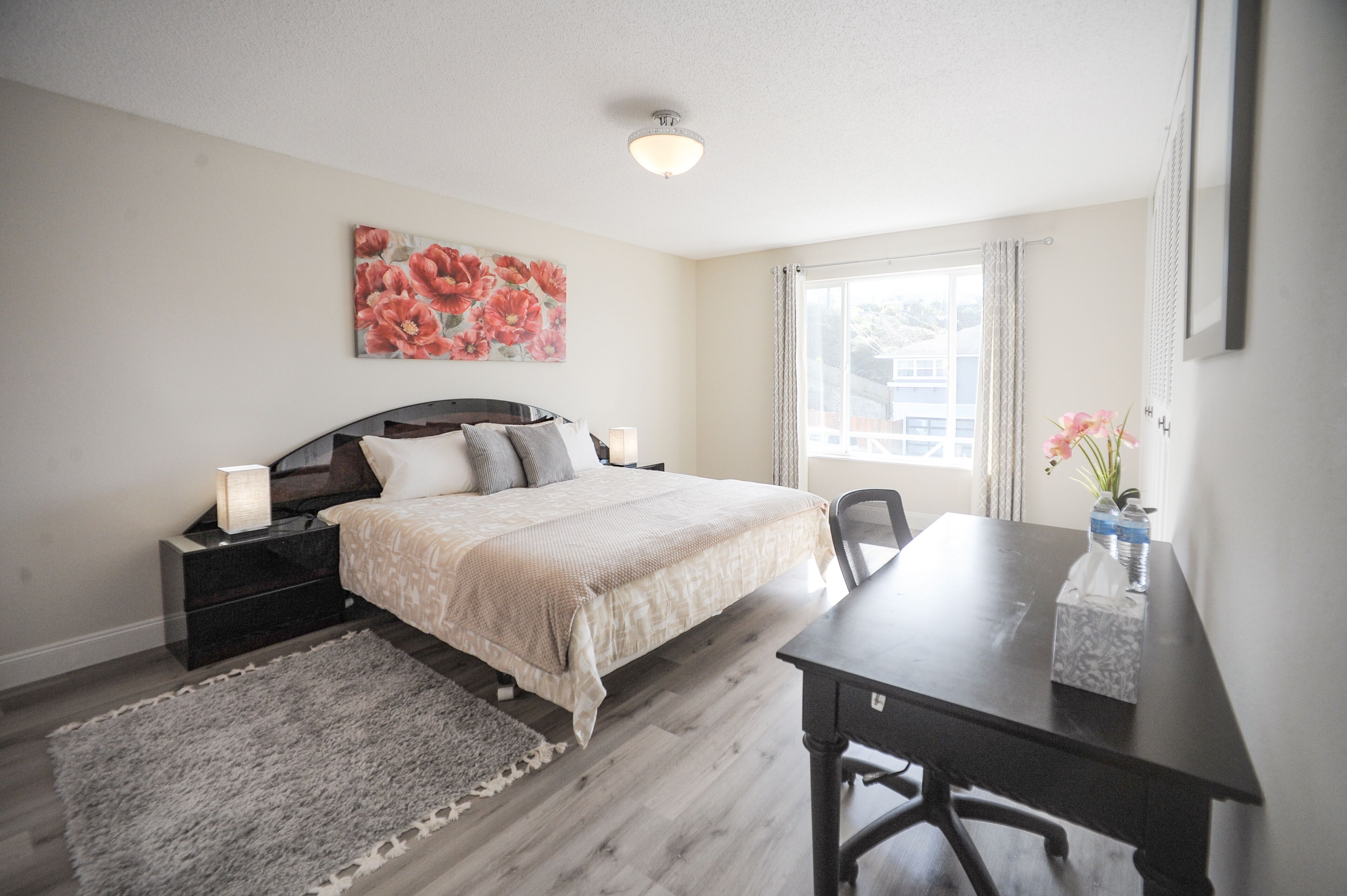 4 slaapkamers, een bureau, een strijkplank/strijkijzer, reisbedje