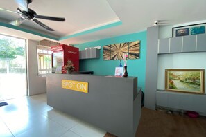 ฝ่ายต้อนรับ