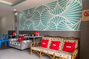 Lobby sitting area - SPOT ON 90283 27 Muntri (George Town)