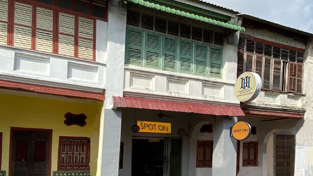 A building with a sign reading "SPOT ON" and another sign indicating "INTERNSHIP HOTEL." - SPOT ON 90283 27 Muntri (George Town)