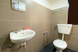 Camera doppia | Bagno | Doccia, soffione a pioggia, set di cortesia gratuito, bidet